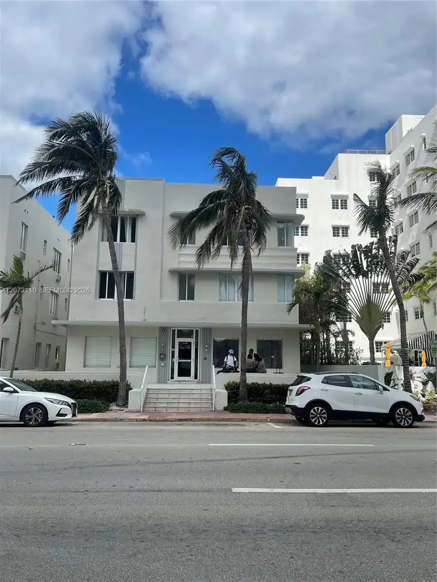 3710 Collins Ave # 208, Miami Beach FL 33140