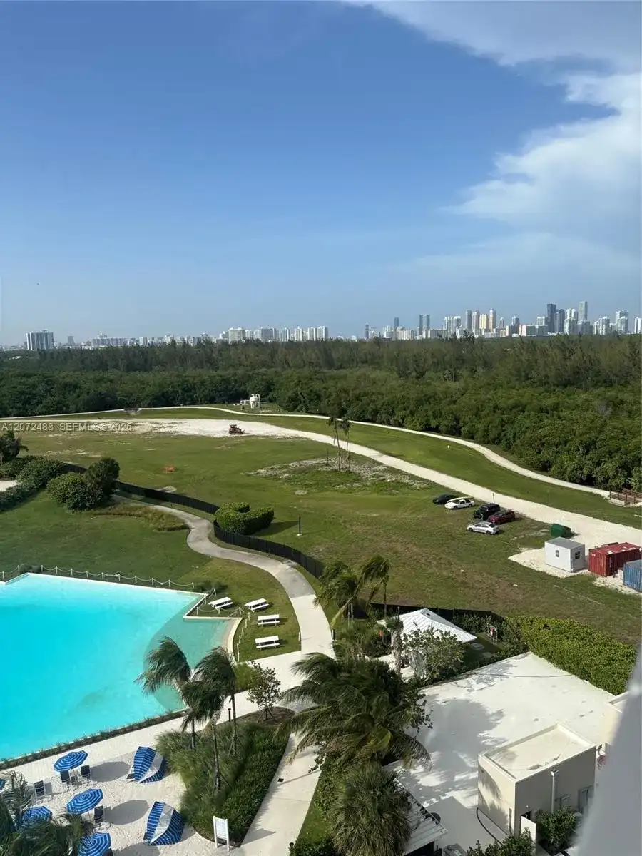 2411 LAGUNA CIRCLE # 809, North Miami FL 33181