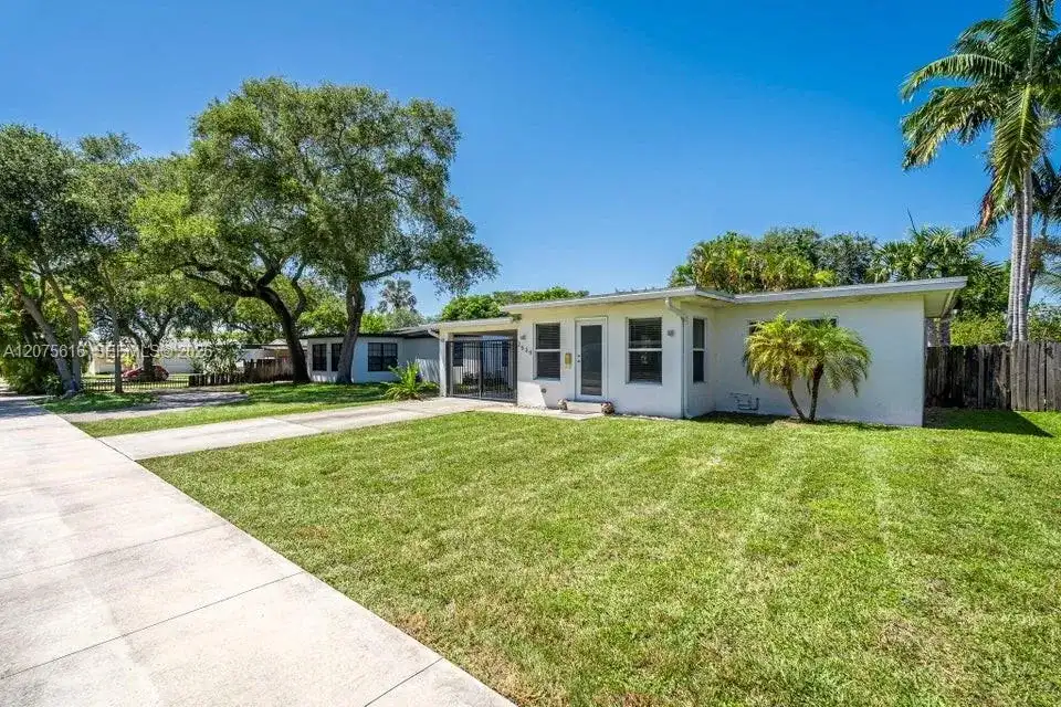 2539 Coolidge St, Hollywood FL 33020