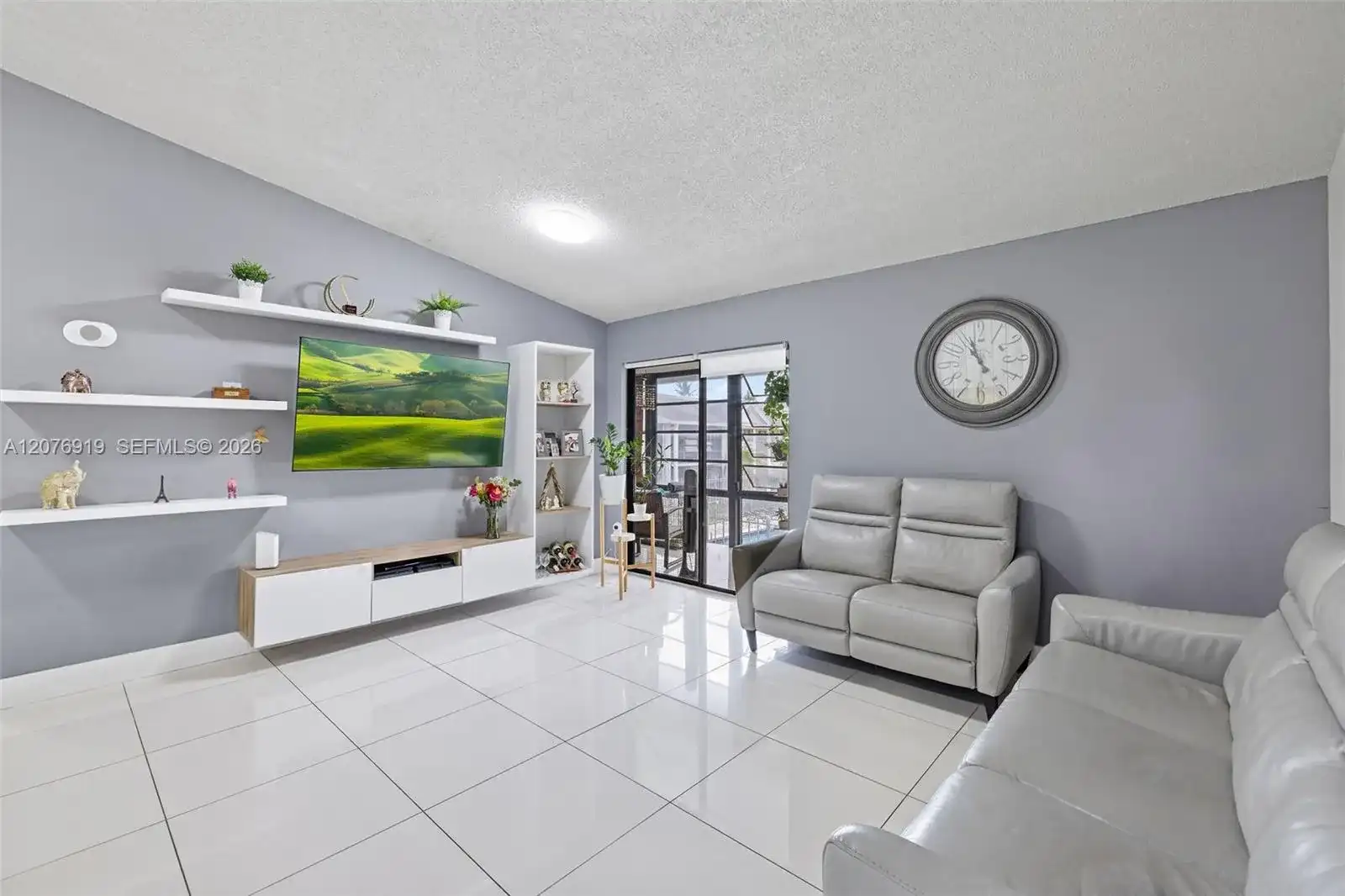 827 NE 199th St # 206, Miami FL 33179