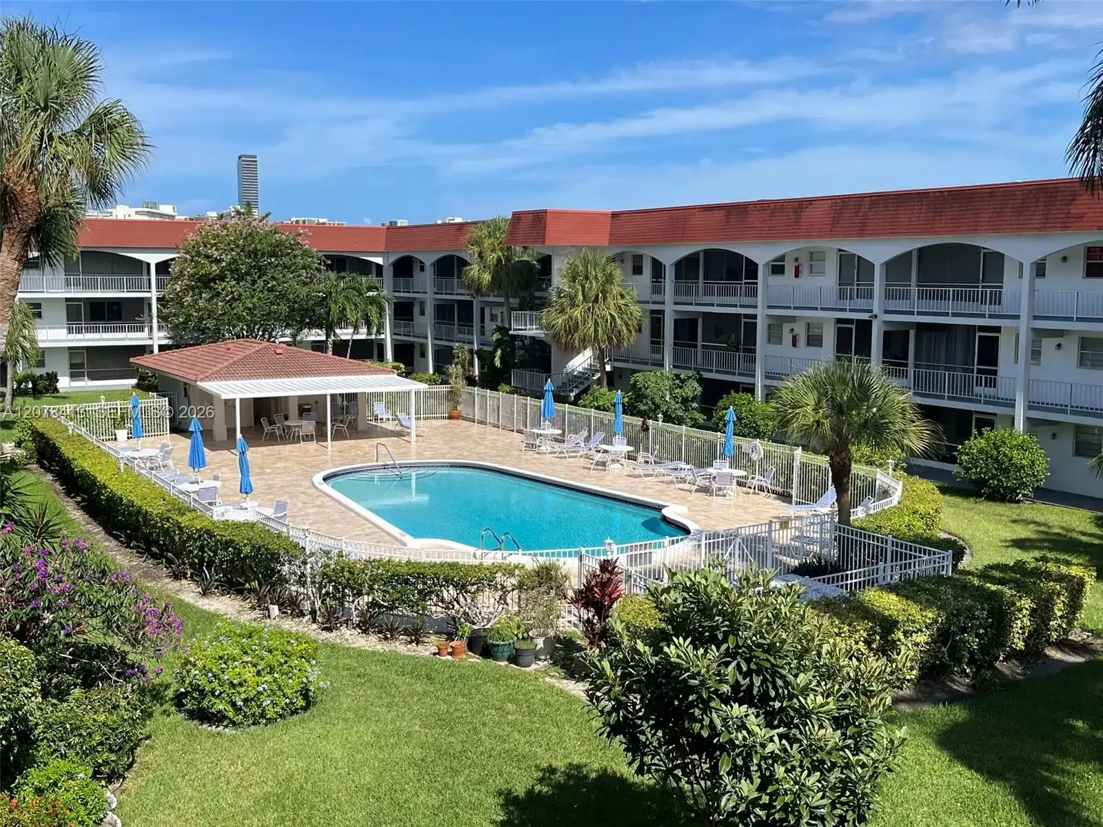 581 Blue Heron Dr # B, Hallandale Beach FL 33009