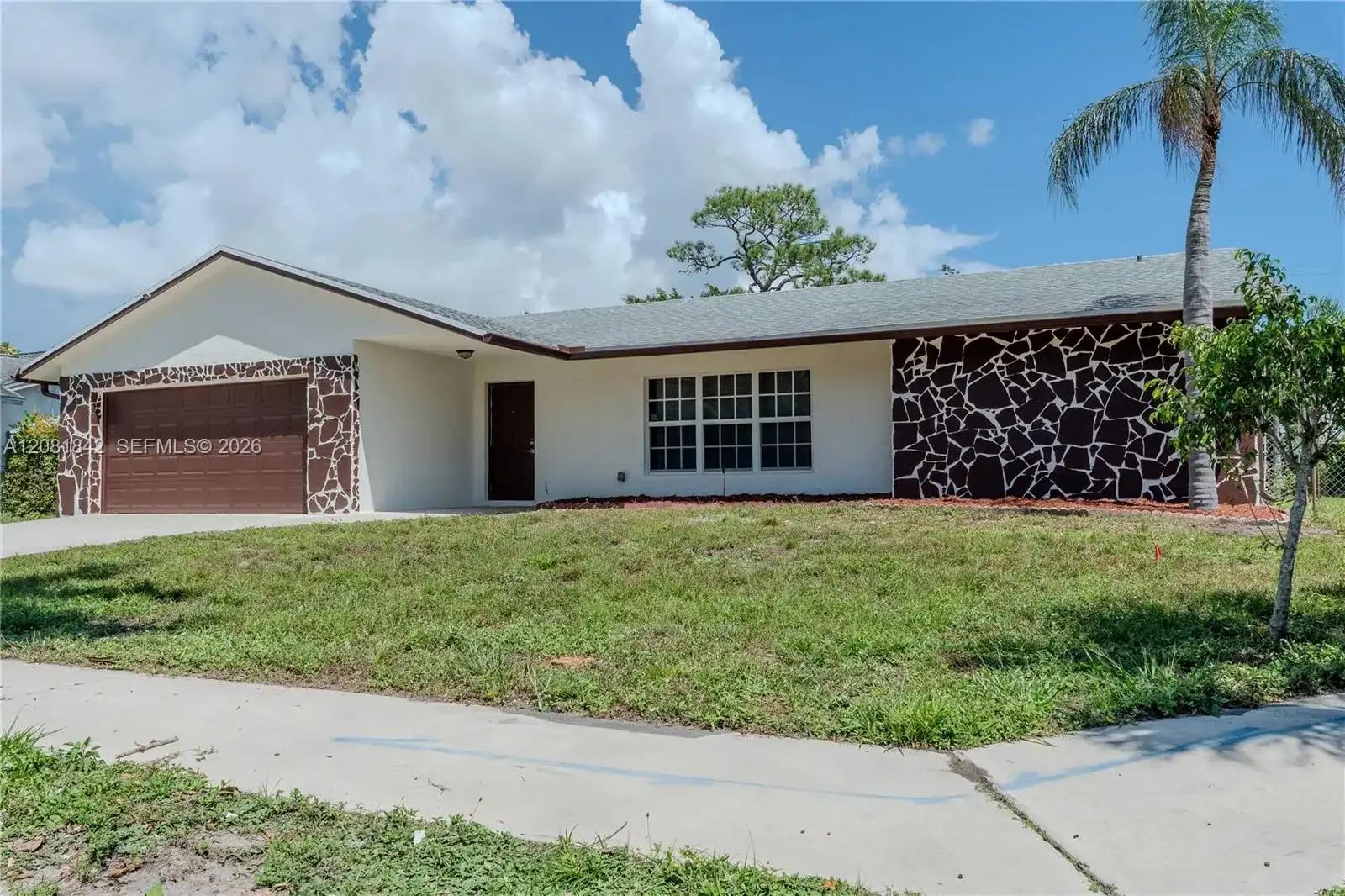 4513 Blue Pine Cir, Lake Worth FL 33463