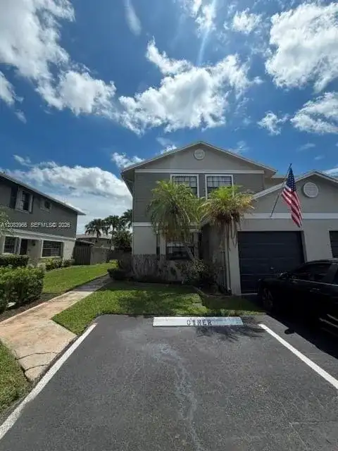 10726 NW 11th St, Pembroke Pines FL 33026