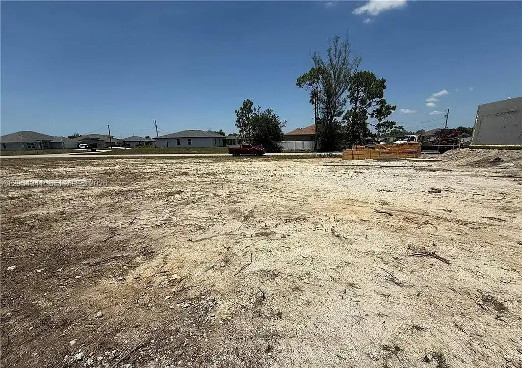 2208 NE 39th TER, Cape Coral FL 33909