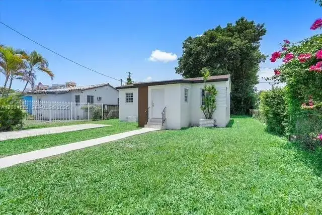 1530 NW 55th St, Miami FL 33142