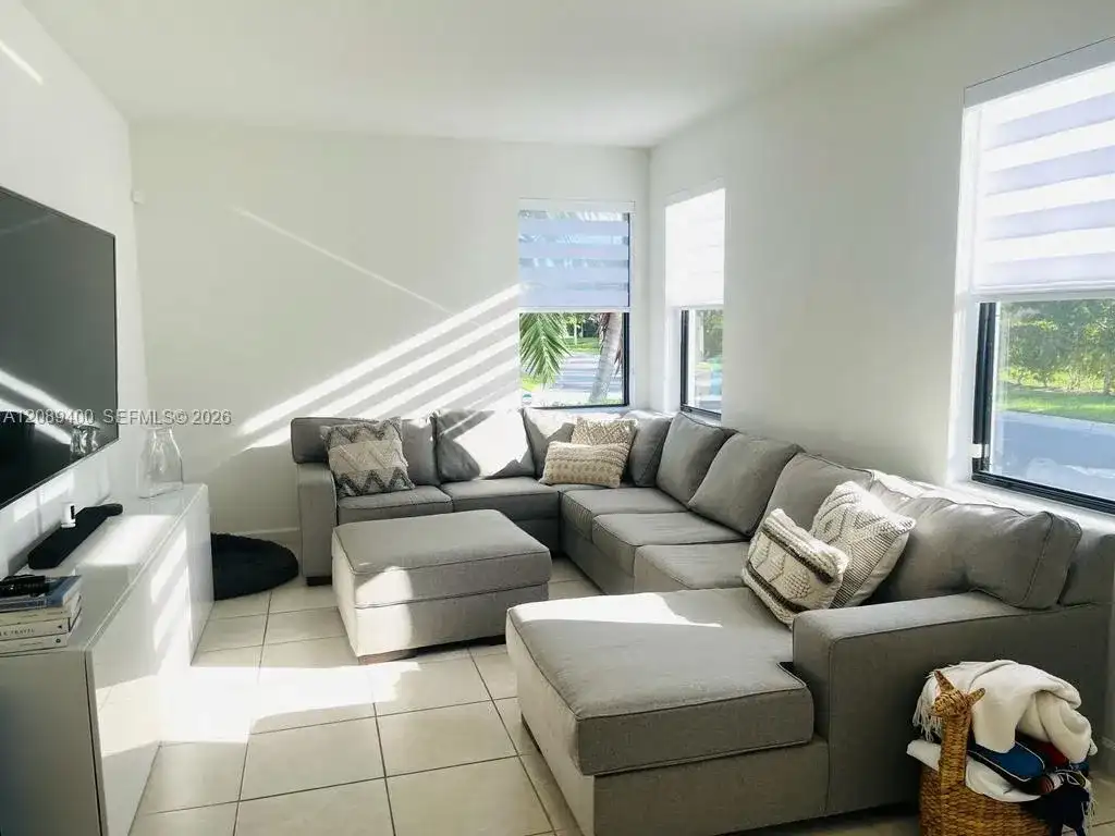560 NE 206th Ln, Miami FL 33179