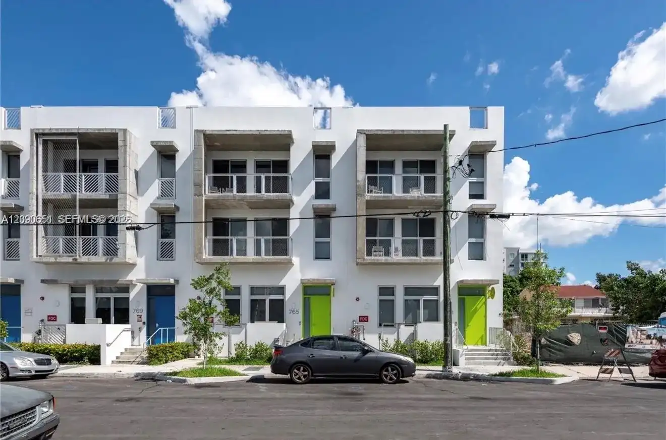 769 NW 1st St # 302, Miami FL 33128