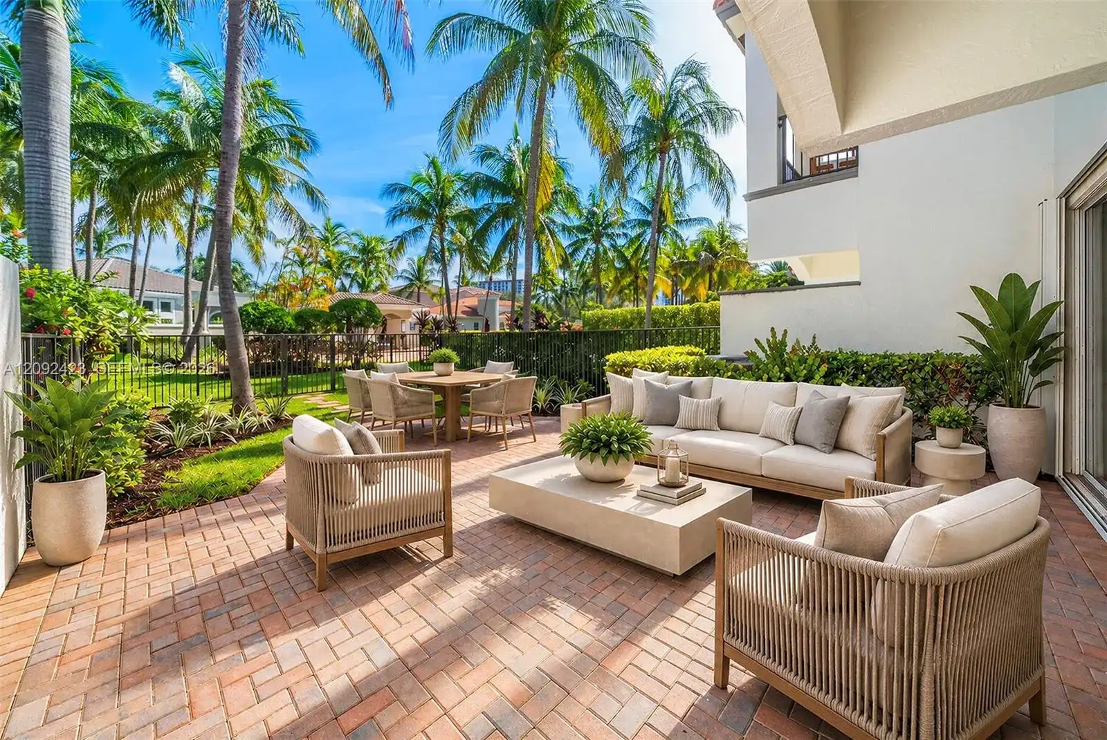 887 W Spinnaker Dr W, Hollywood FL 33019