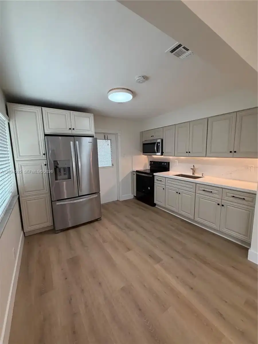 708 SW 7th Ave, Hallandale Beach FL 33009