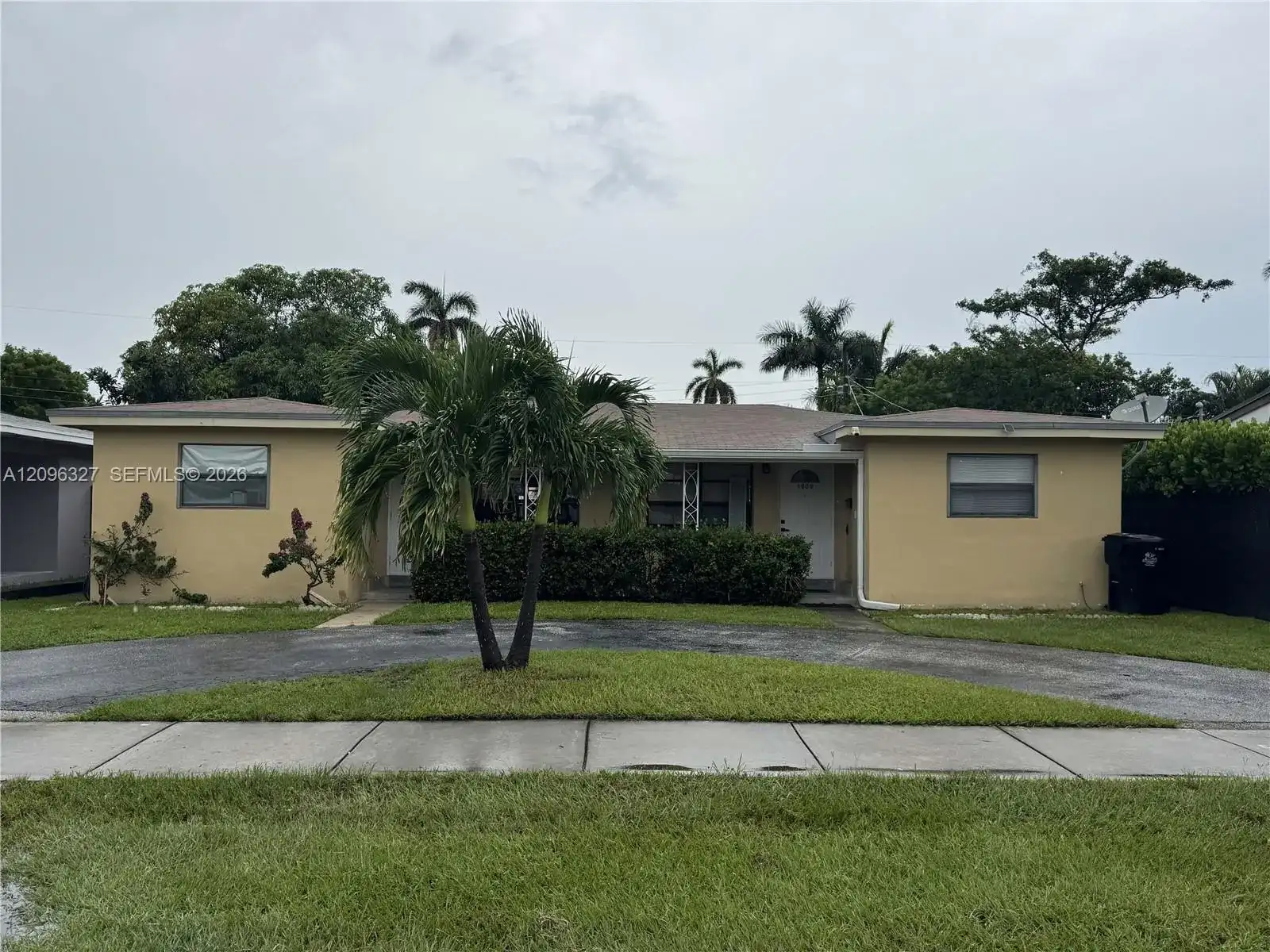 1009 NE 2nd St, Hallandale Beach FL 33009