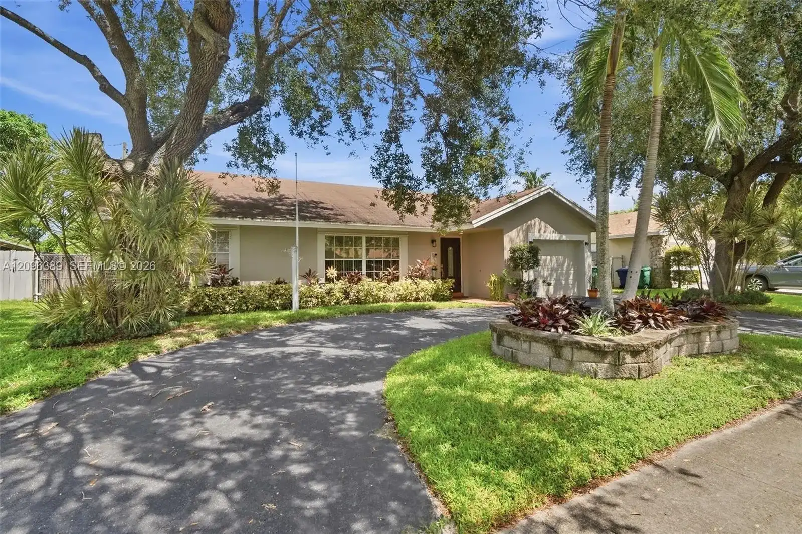 8421 NW 45th St, Lauderhill FL 33351