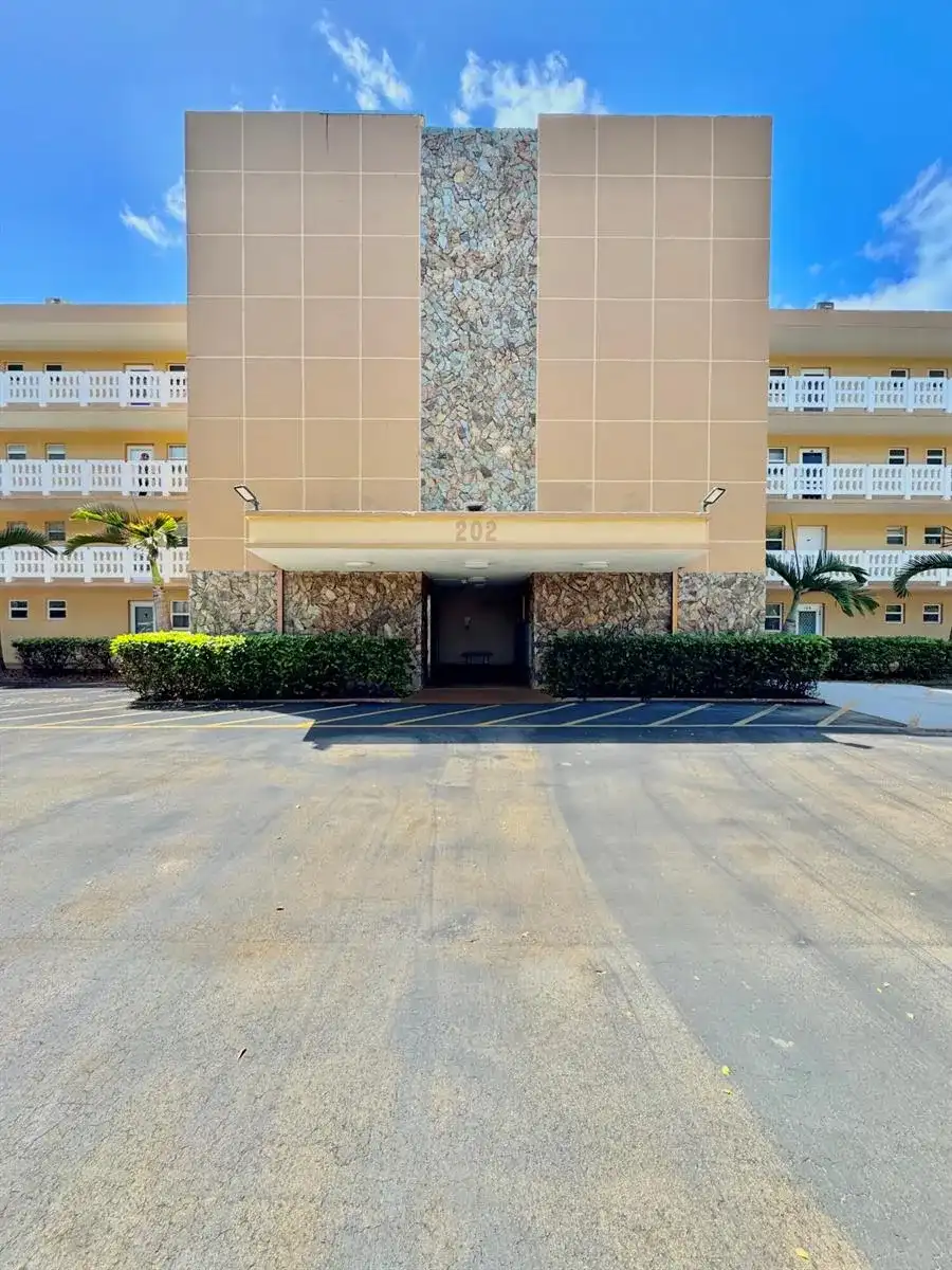 202 SE 10th Street # 105, Dania Beach FL 33004