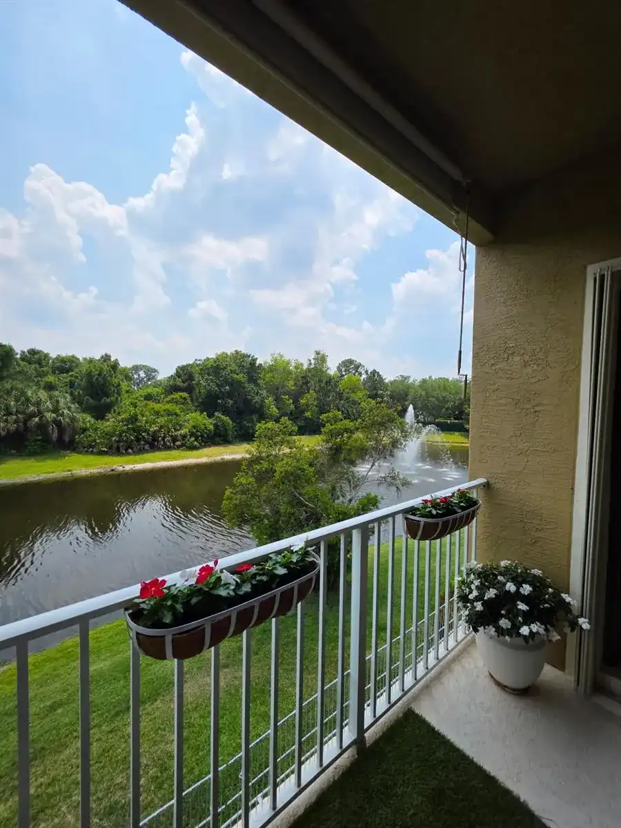 1560 SE Hampshire Way # 204, Stuart FL 34994