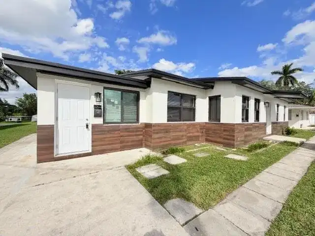 53 NE 16th Place, Fort Lauderdale FL 33305
