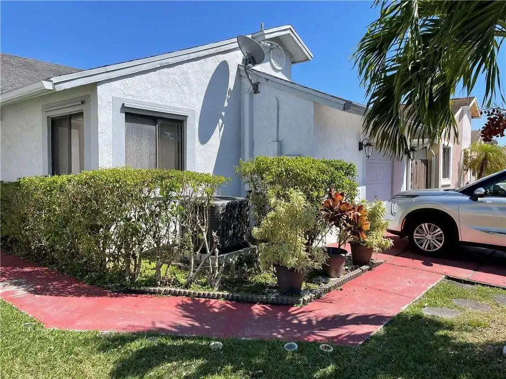 1231 SW 112th Avenue, Pembroke Pines FL 33025