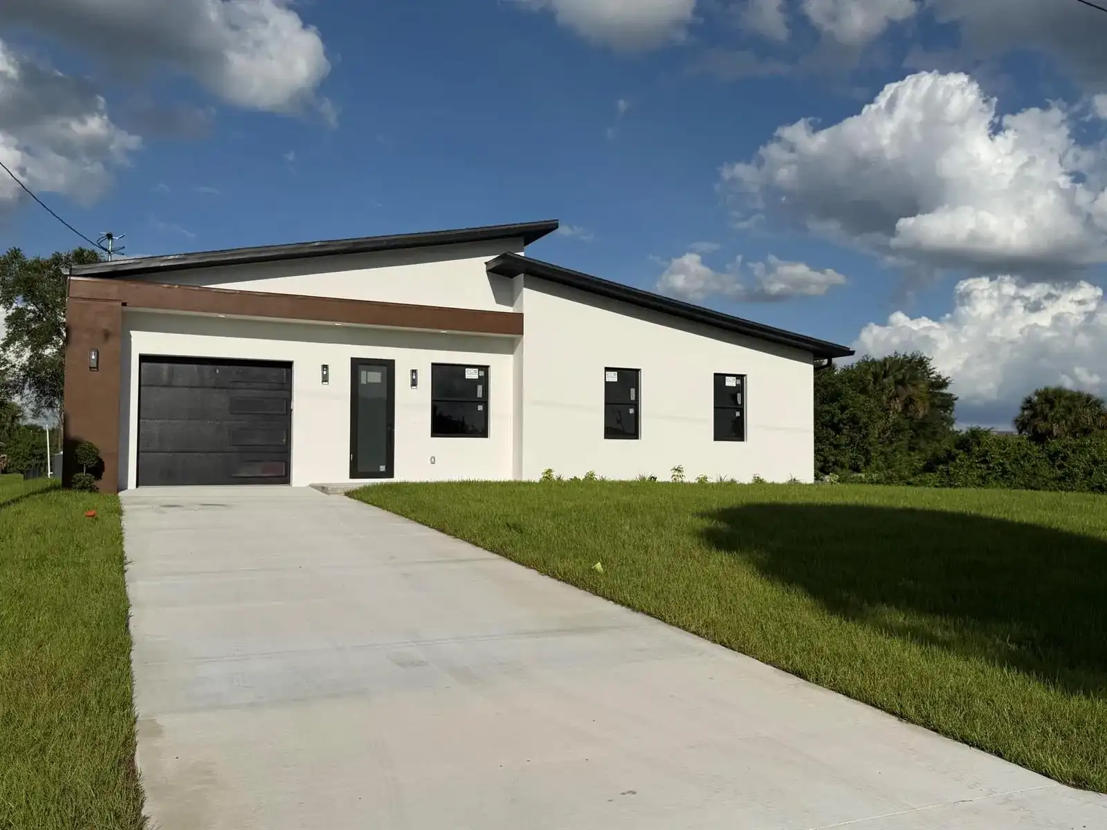 515 Kingsbury Lane, Lehigh Acres FL 33974