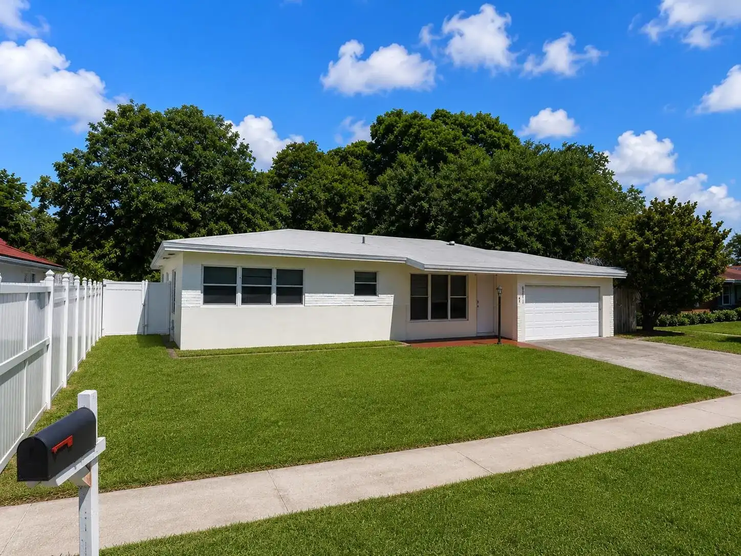 557 W Dayton Circle, Fort Lauderdale FL 33312