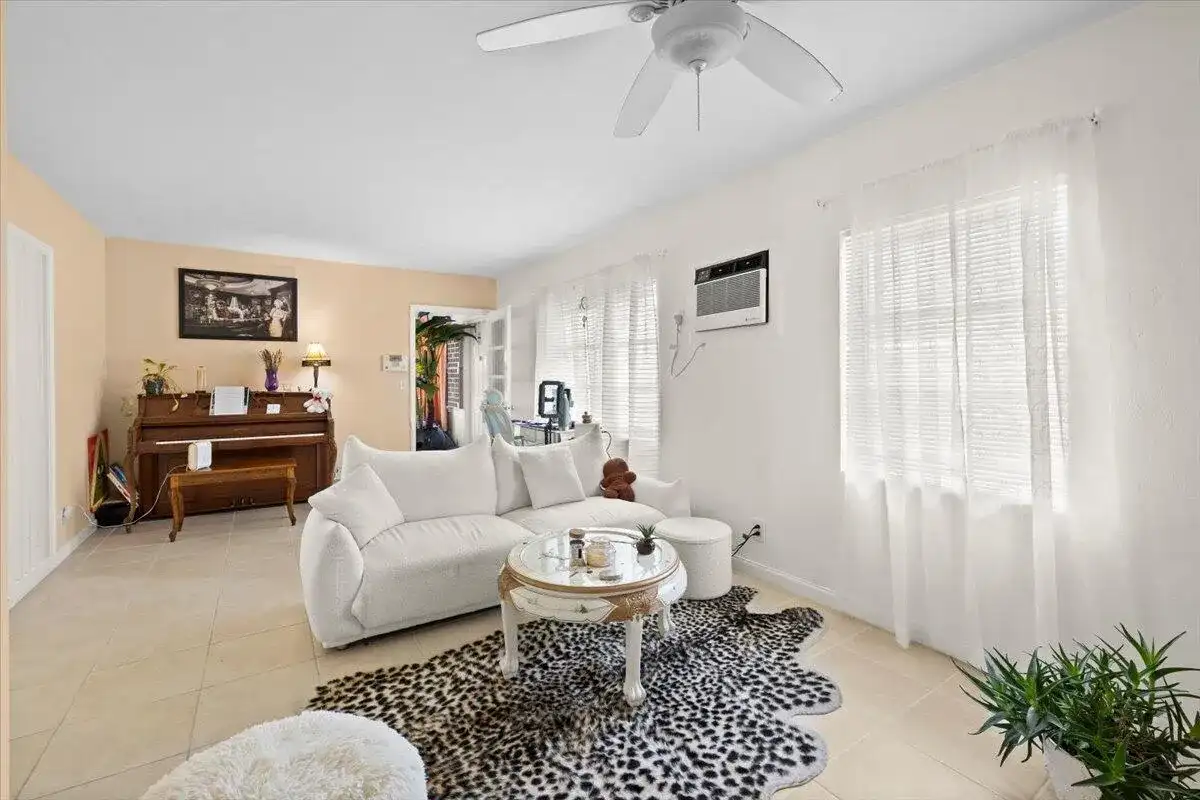 327 S Ocean Breeze # 1, Lake Worth FL 33460