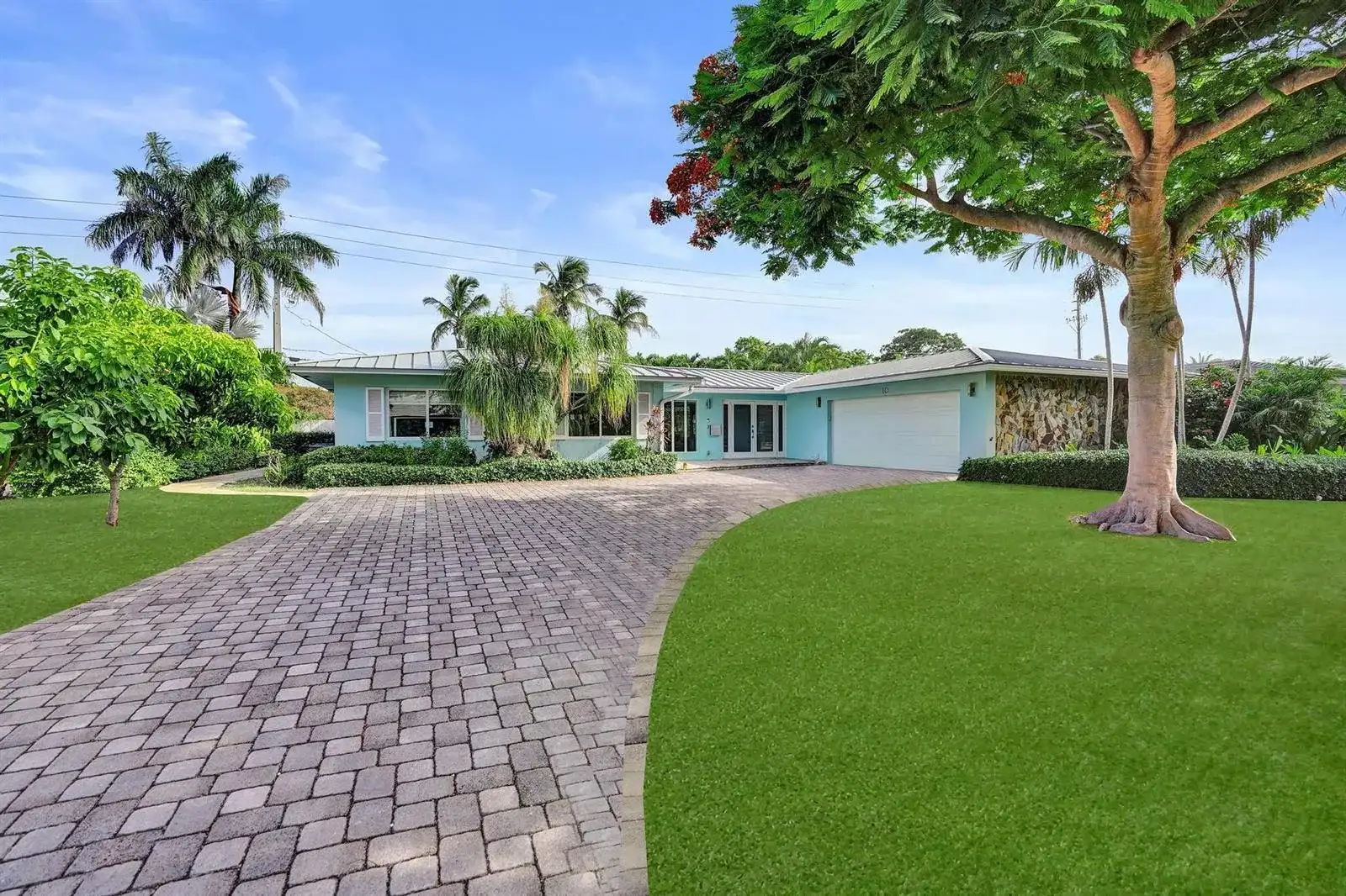 10 Minnetonka Road, Sea Ranch Lakes FL 33308