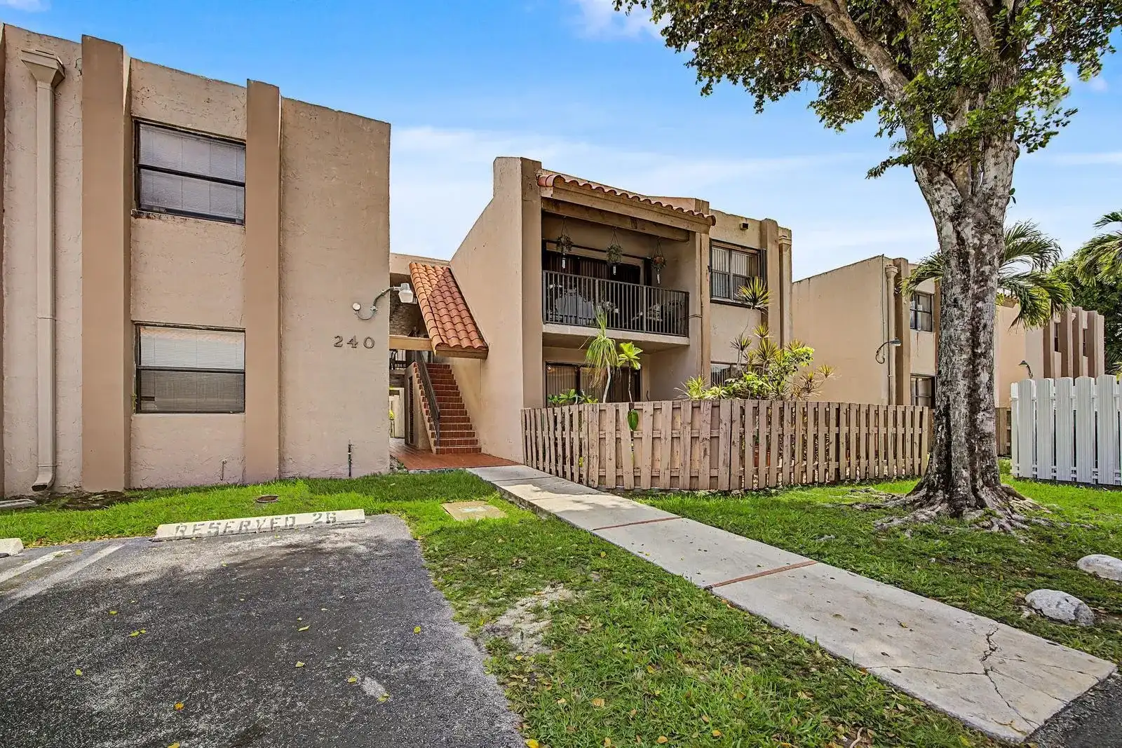 240 W Park Drive # 4, Miami FL 33172