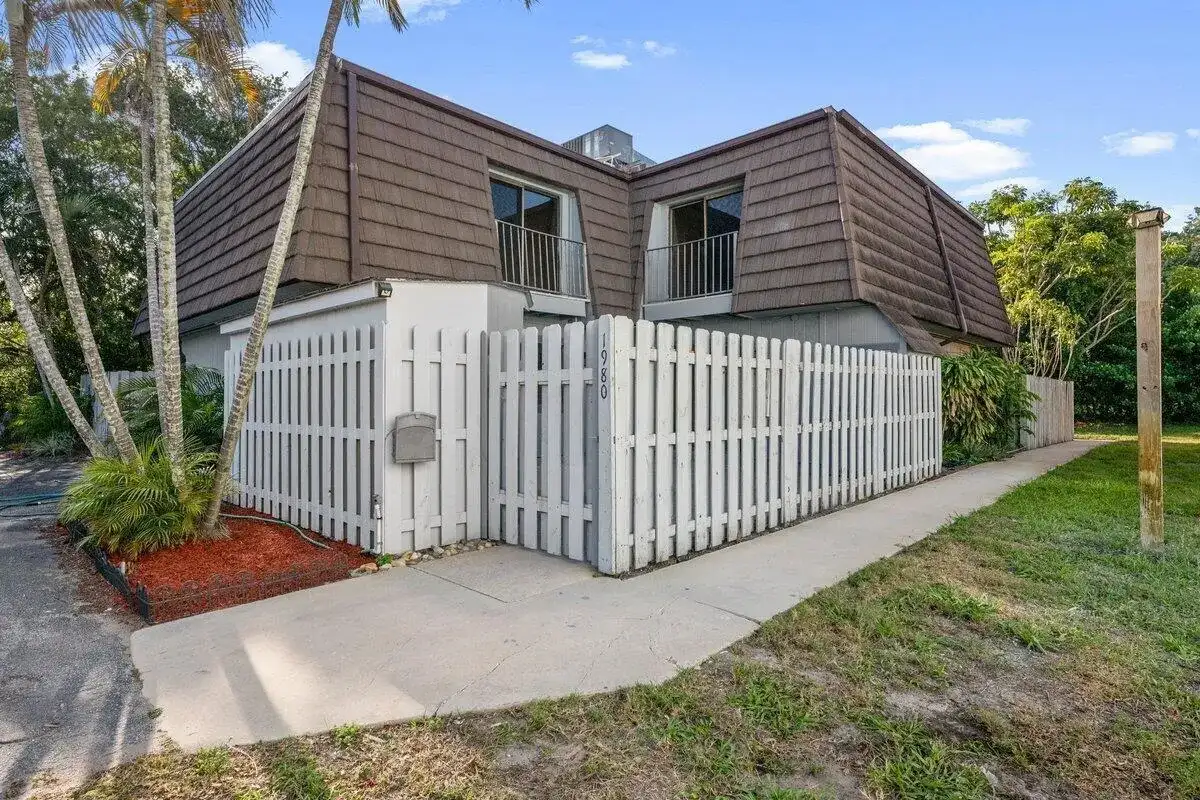 1980 NE Dixie Highway, Jensen Beach FL 34957