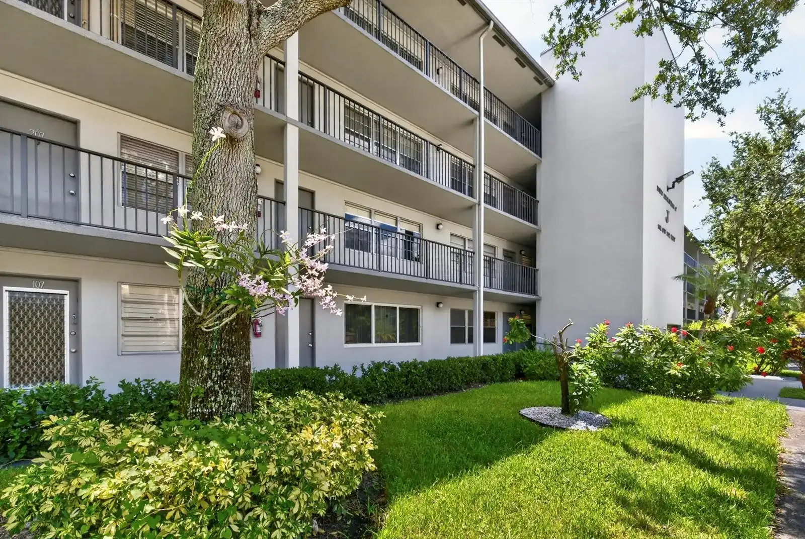 101 SW 132nd Way # 215J, Pembroke Pines FL 33027