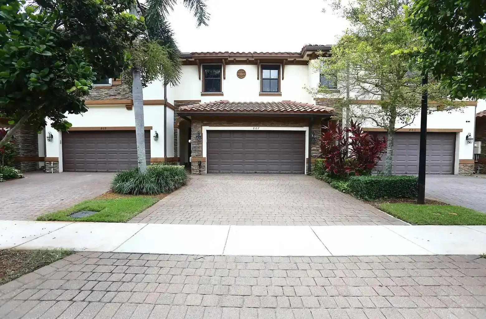 807 E Village Circle, Davie FL 33325