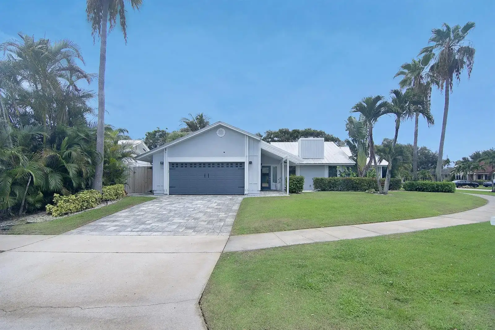 19 Pinehill Trail E, Tequesta FL 33469