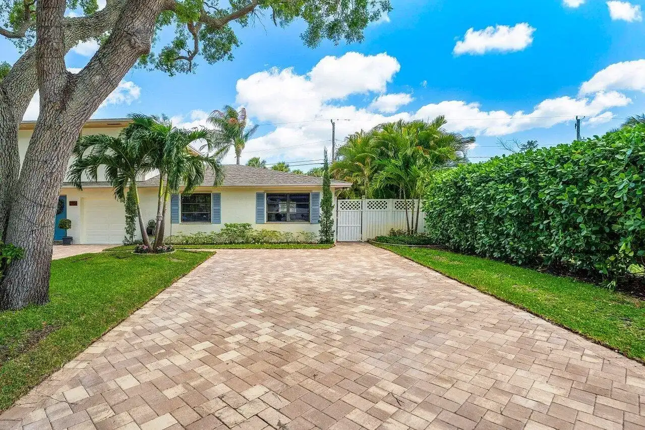2103 N Palm Circle, North Palm Beach FL 33408