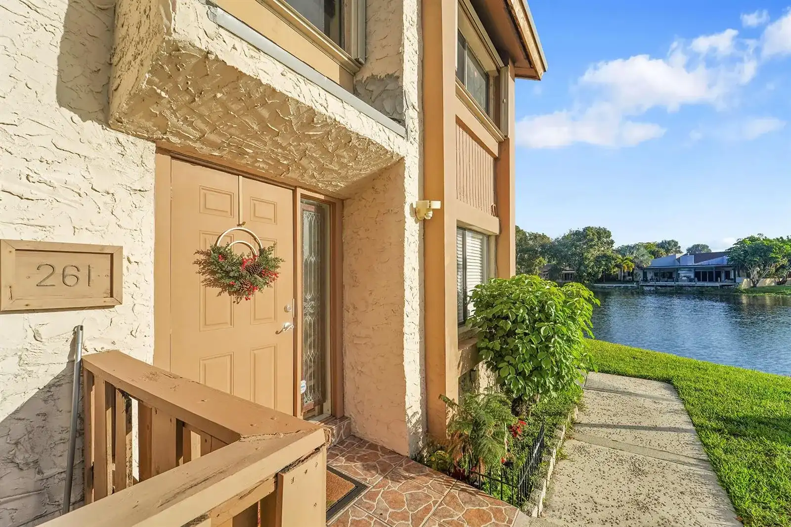261 WIMBLEDON LAKE Drive, Plantation FL 33324