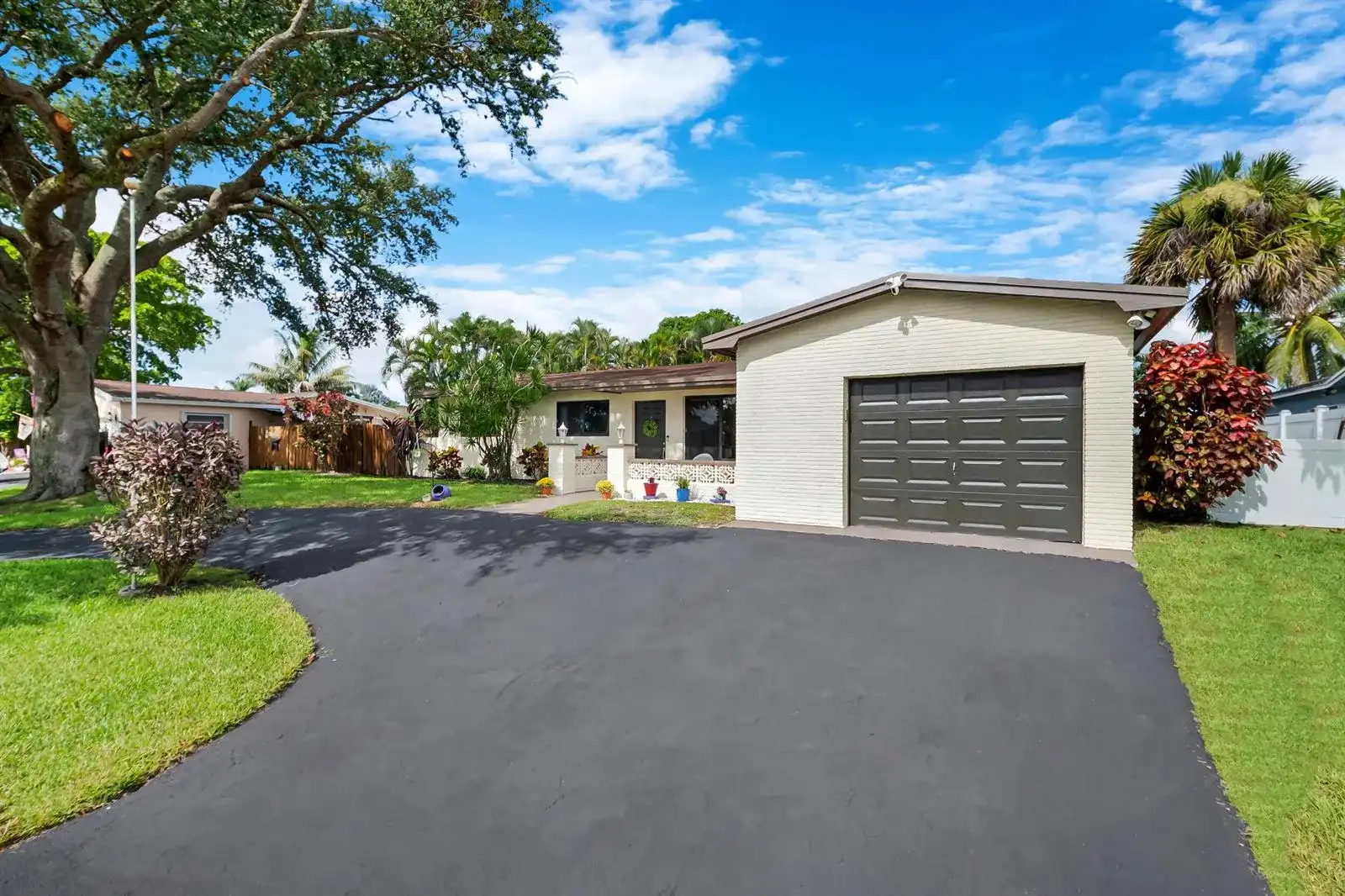 510 NW 93rd Terrace, Pembroke Pines FL 33024