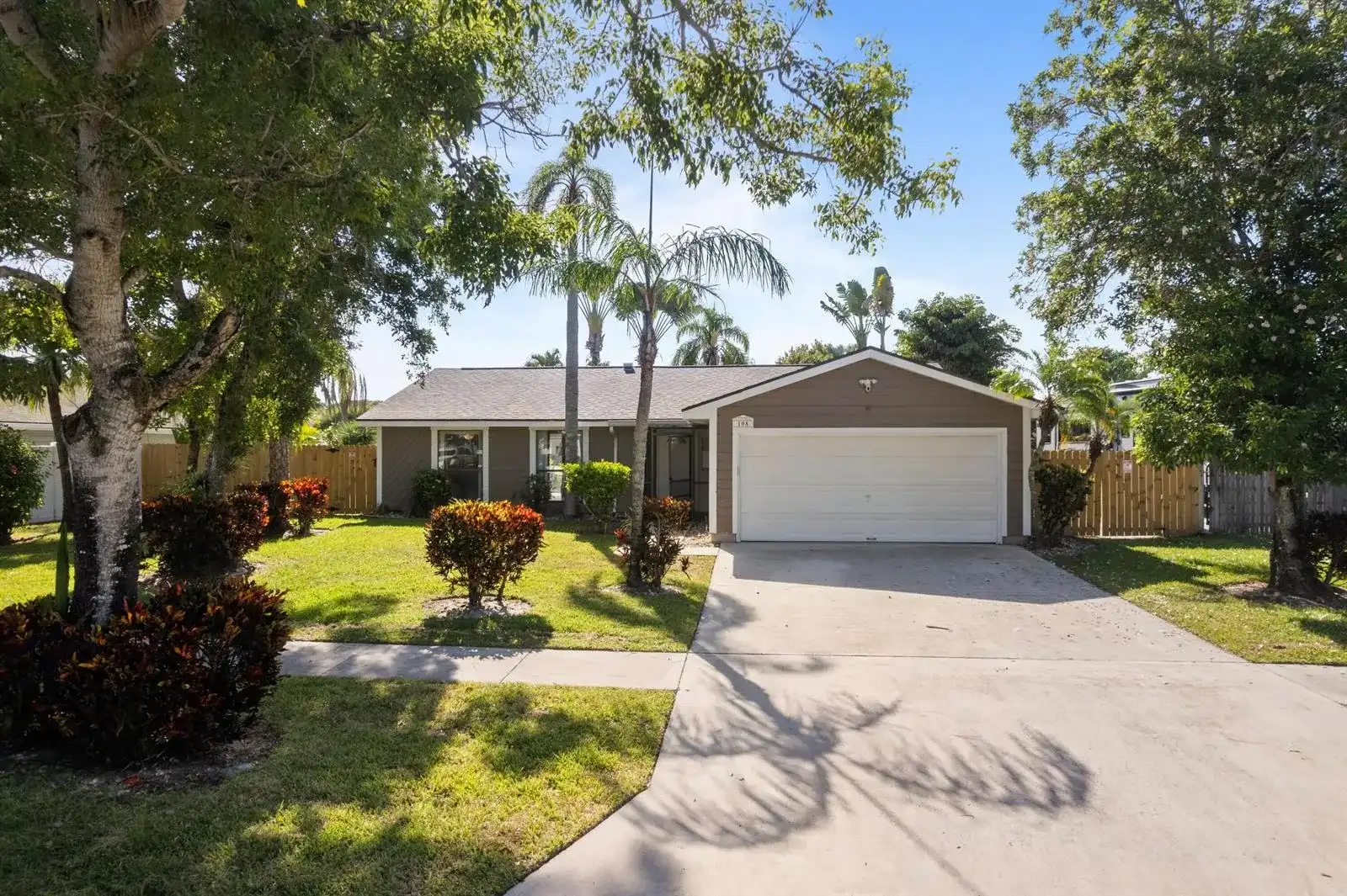 108 Cambridge Lane, Royal Palm Beach FL 33411