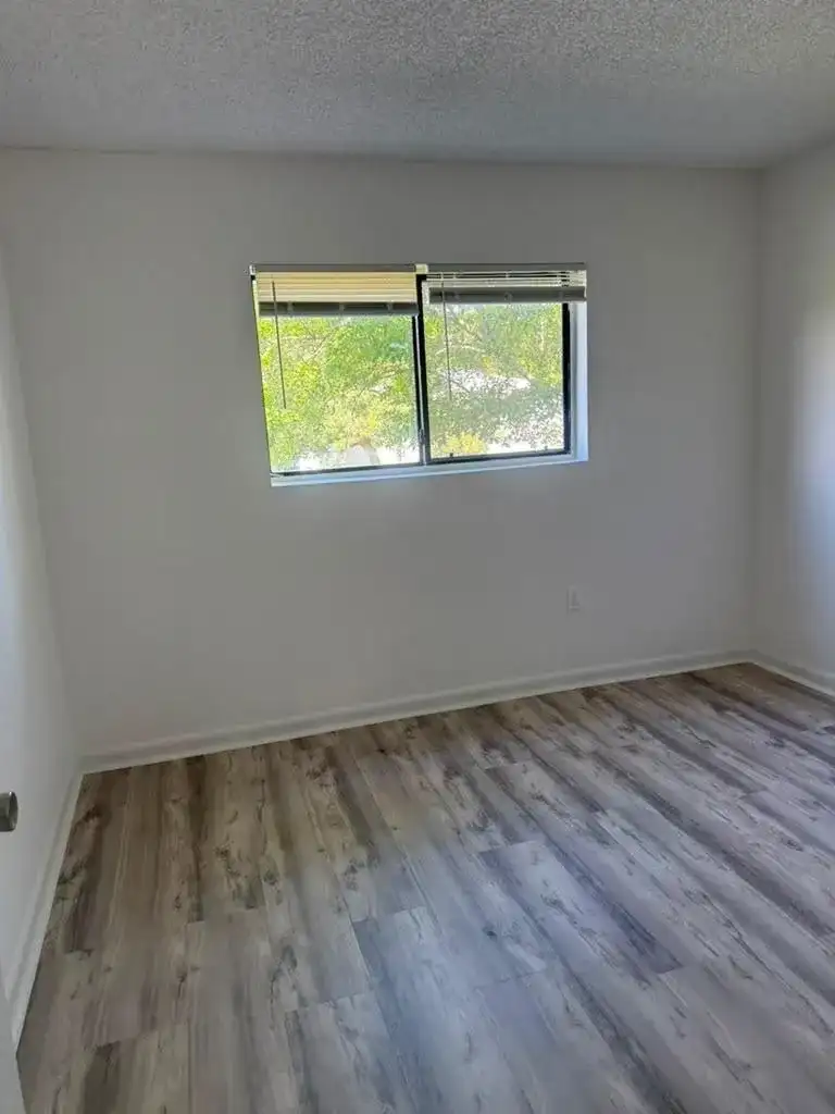 300 PALM Circle W # 204, Pembroke Pines FL 33025