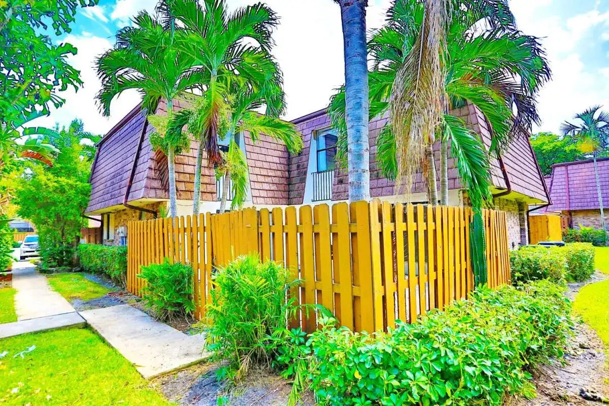 7531 Courtyard Run E, Boca Raton FL 33433