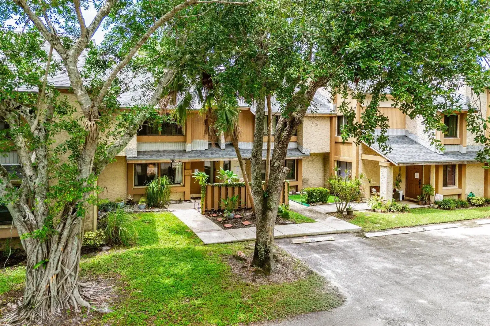 209 Wimbledon Lakes Drive, Plantation FL 33324