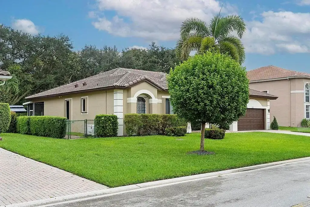 5734 NW 50th Drive, Coral Springs FL 33067