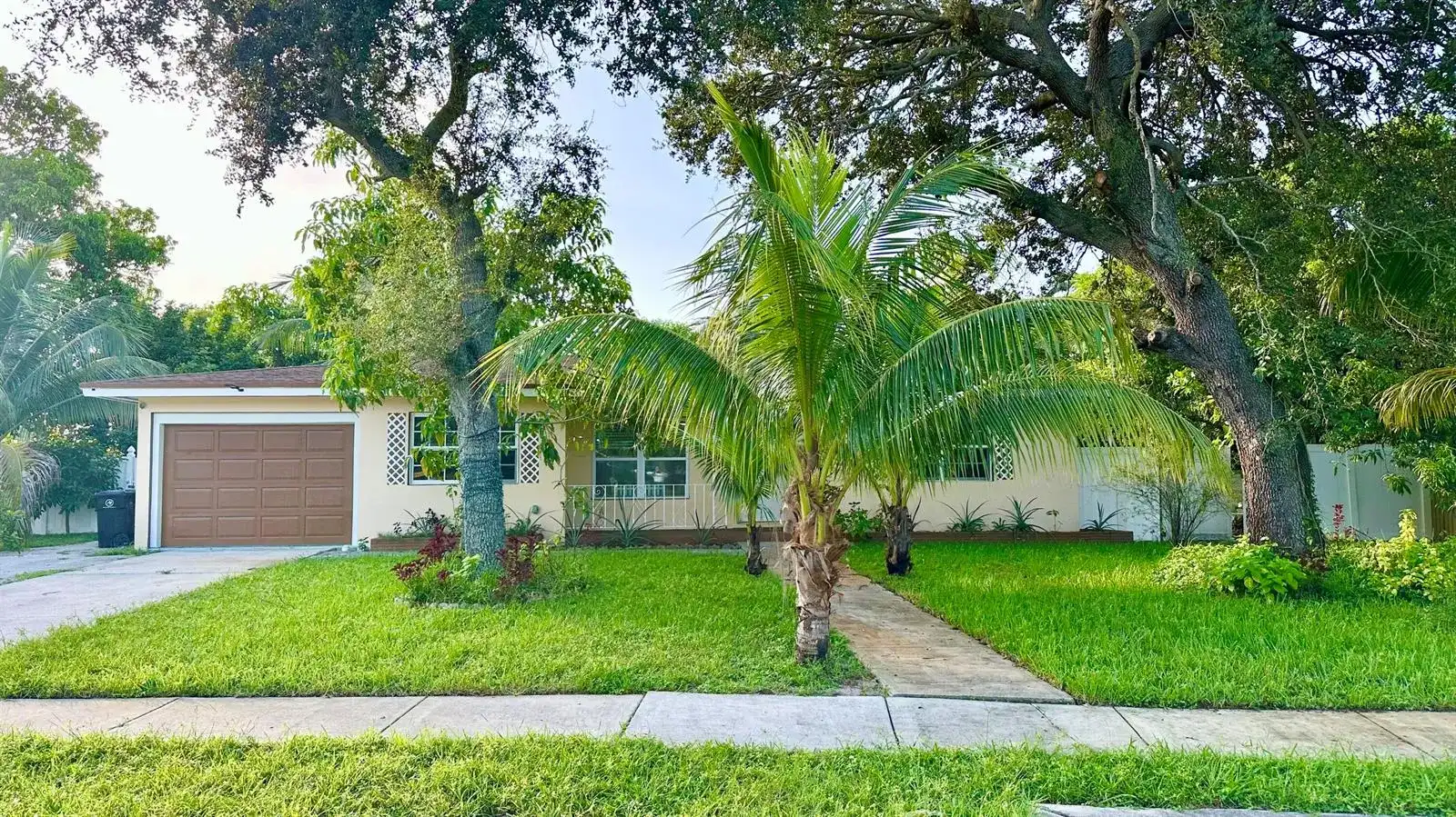 650 E CAMPUS Circle, Fort Lauderdale FL 33312
