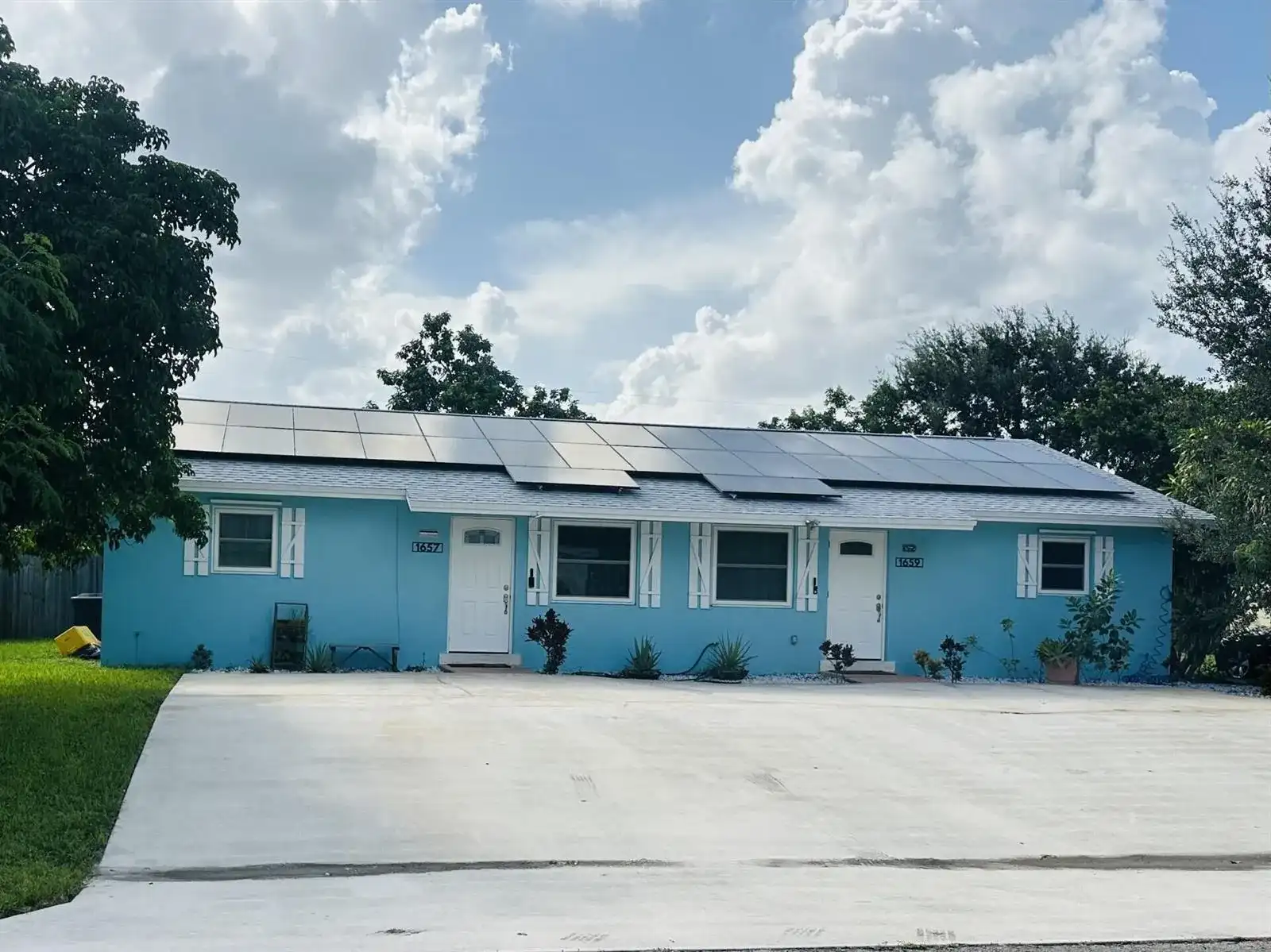 1657 MAGNOLIA Lane, West Palm Beach FL 33417