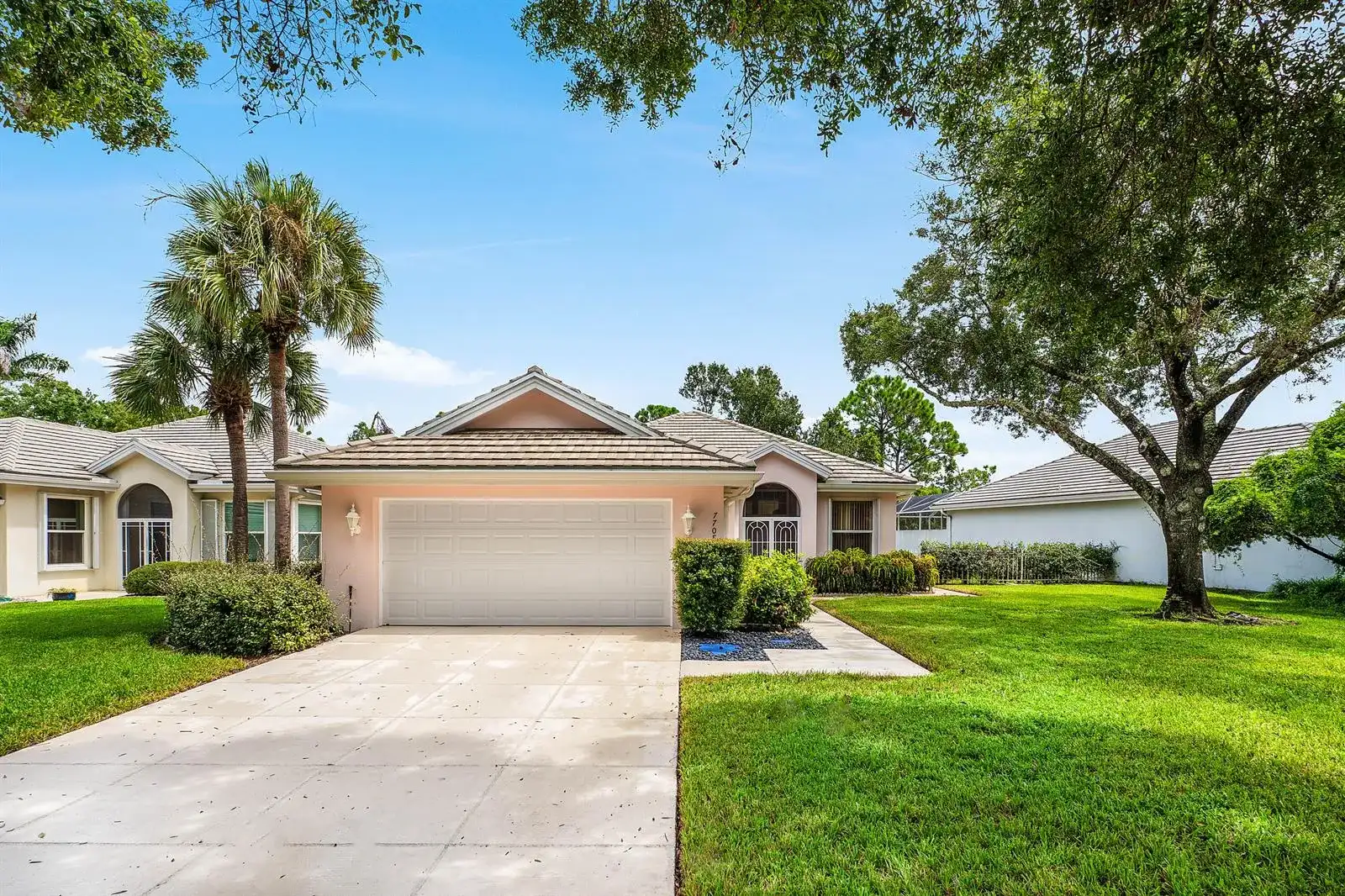 7708 SE BAY CEDAR Circle, Hobe Sound FL 33455