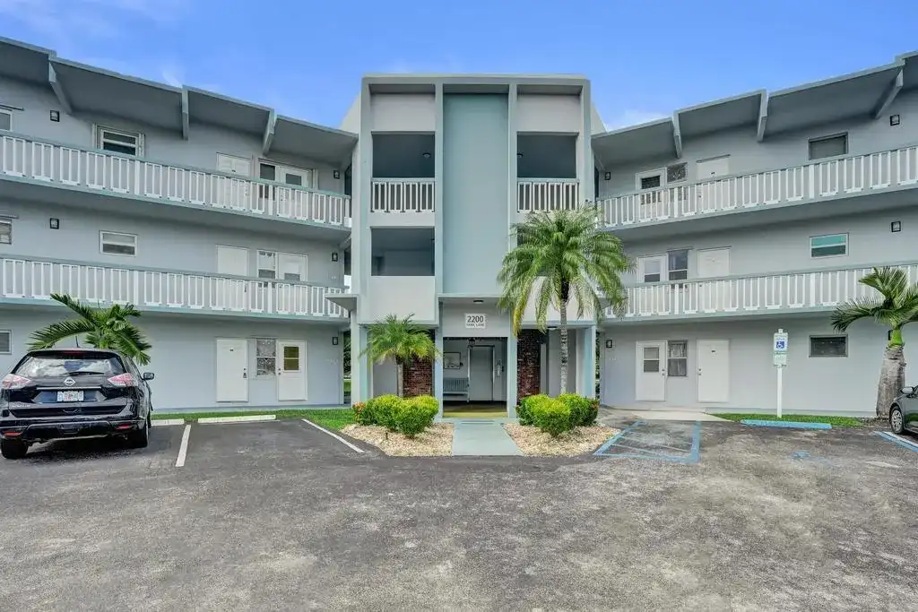 2200 Park Lane Unit 111, Hollywood FL 33021