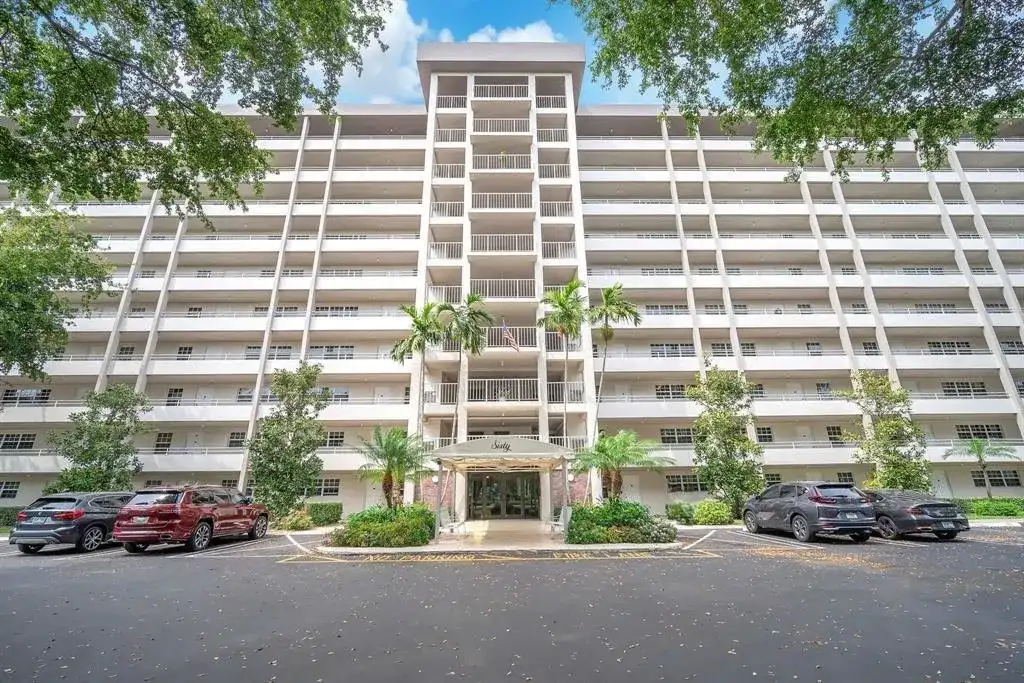 605 Oaks Drive # 907, Pompano Beach FL 33069