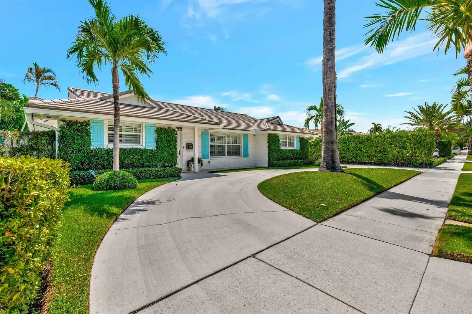 136 Worth Court S, West Palm Beach FL 33405