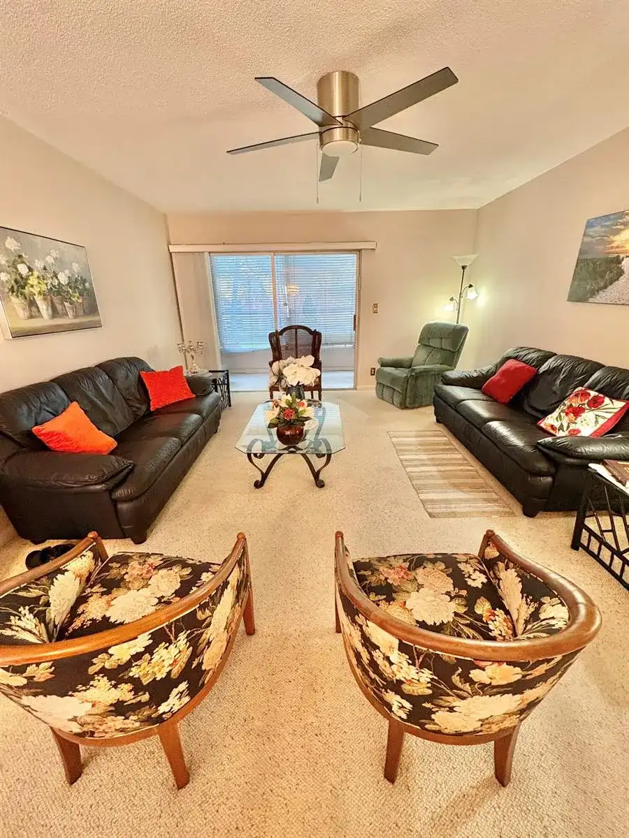 19 Golfs Edge F, West Palm Beach FL 33417