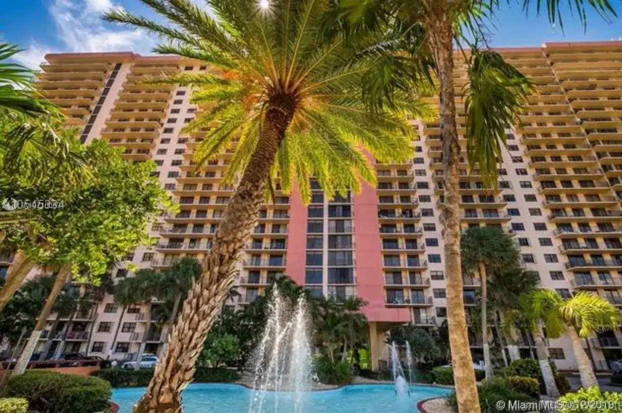 210 174th St # 305, Sunny Isles Beach FL 33160 photo 2