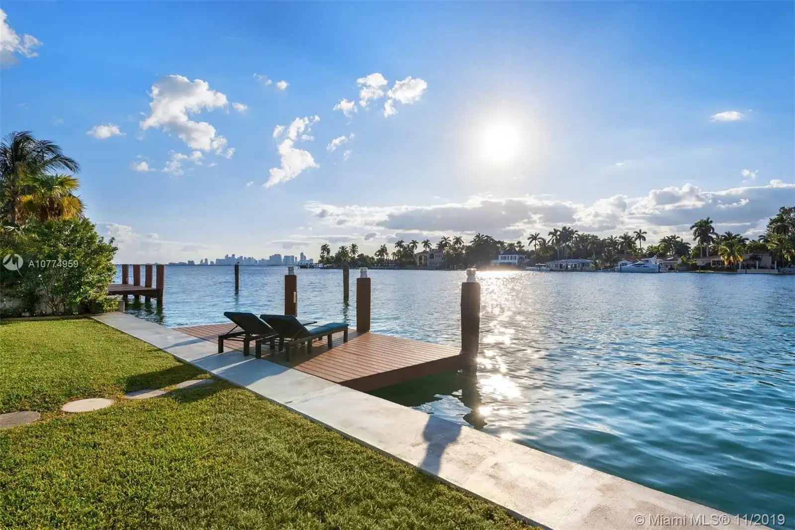 7536 W Treasure Dr, North Bay Village FL 33141 photo 2