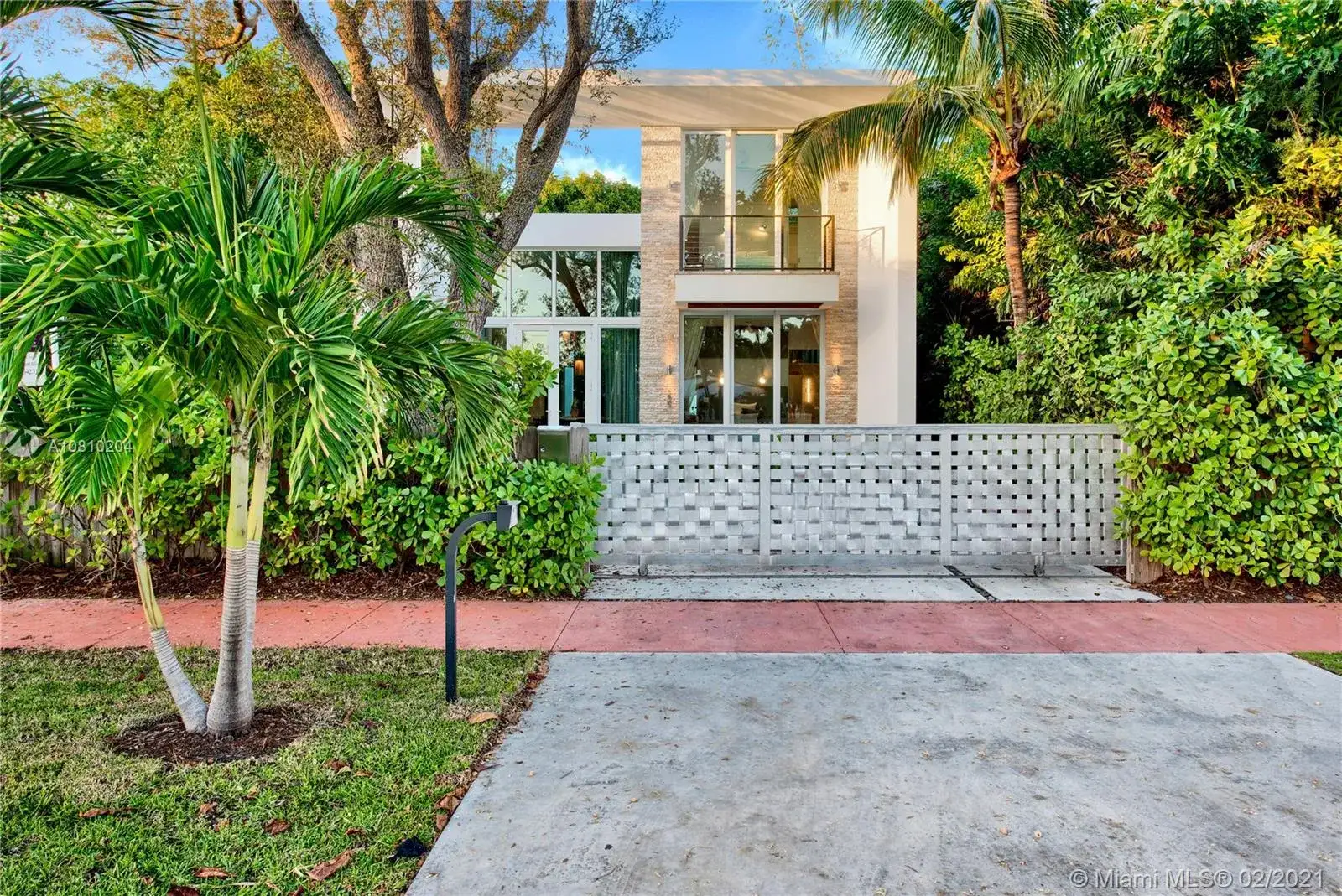 335 W 46th St, Miami Beach FL 33140 photo 2