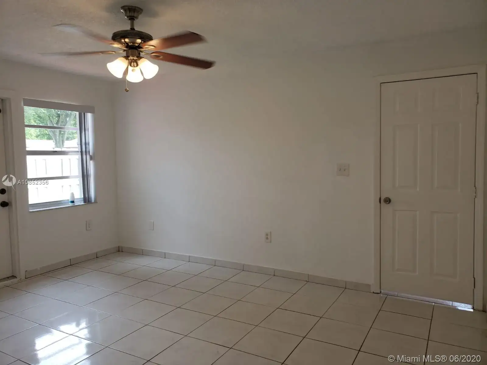 19906 NW 67th Ct, Hialeah FL 33015 photo 2