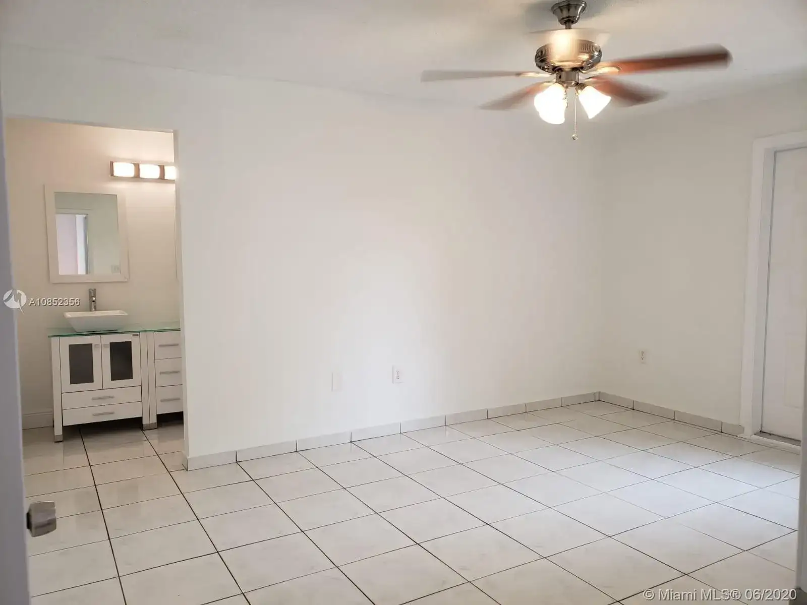 19906 NW 67th Ct, Hialeah FL 33015 photo 4