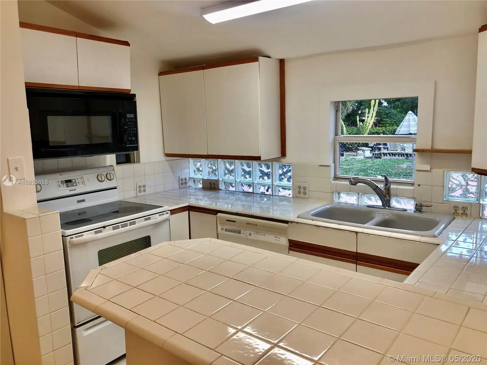 113 SE 4th St, Hallandale Beach FL 33009 photo 2