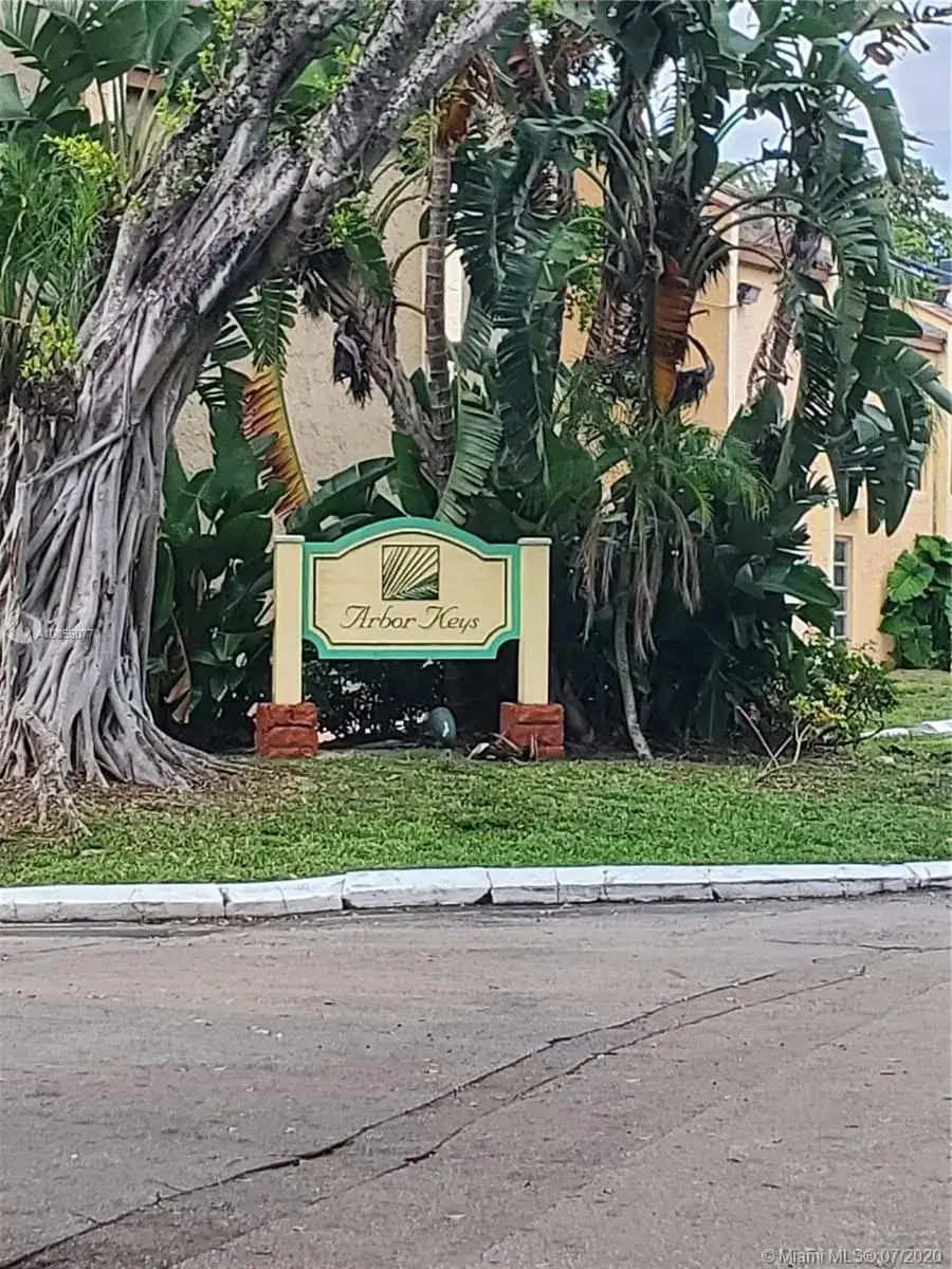 4543 Treehouse Ln, Tamarac FL 33319 photo 4